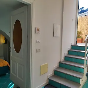 Small Wonder Tiny Town House , Amalfi Italia