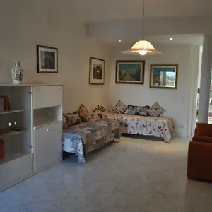https://la-casetta-di-amelie.sicilyhotelsitaly.net